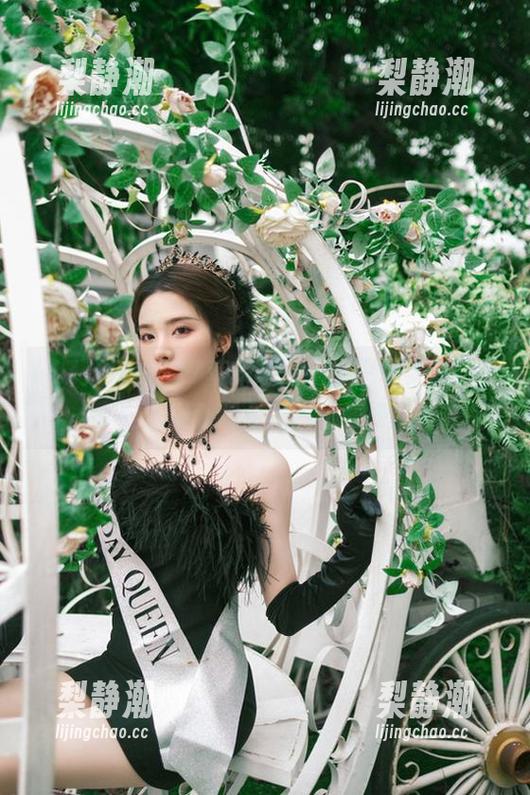 www.17苹果版：吃瓜现场实录，一立方场外观众的欢乐表情！
