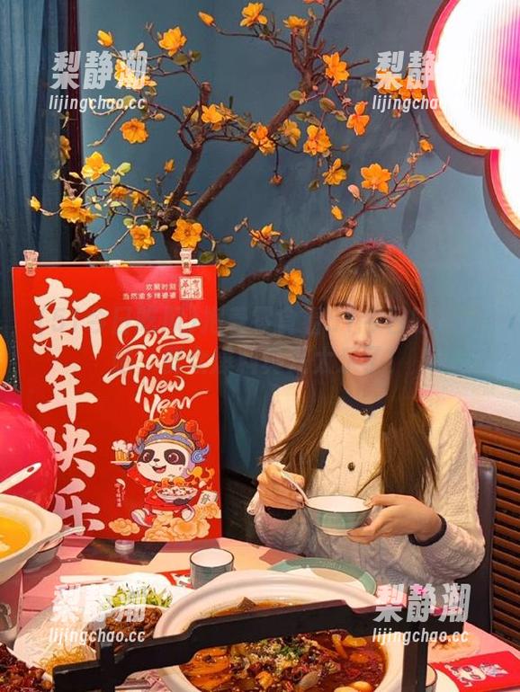 抱着零食看51今日吃瓜网站，群众爆料真是太乐了！