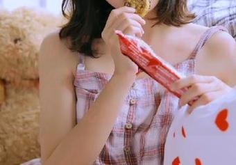 “51在线吃瓜”视频里真的有人敢这么做？果然离谱，这才是我爱吃的瓜。