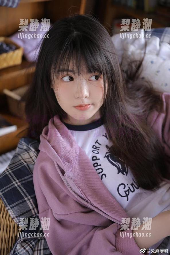 今日看点：在“吃瓜福利”网站，竟穿越到一个瓜田世界去？
